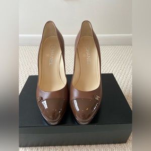 CHANEL Patent Toe CC Pump Size 39 Brown